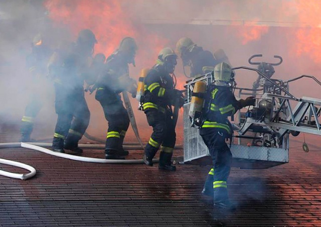 В Праге из-за пожара эвакуировали посетителей торгового центра: видео