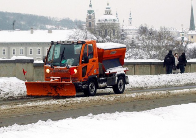 Снегопад осложнил транспортную ситуацию в Праге