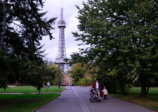 Петршинская башня в Праге окрасится в красный цвет