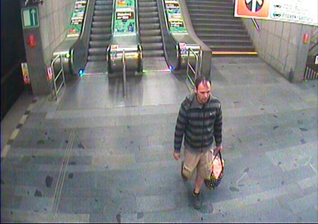 В пражском метро грабитель угрожал перерезать горло пассажирке
