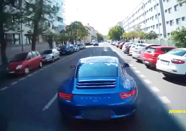 В Праге водитель Porsche 911 неудачно «проучил» пожарных: видео