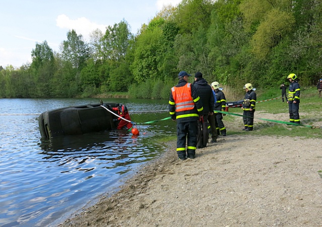 Водолазы нашли на дне чешского пруда 4 машины и разменный автомат: видео