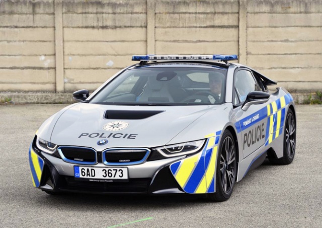 Чешские полицейские разбили арендованный BMW i8 спустя две недели