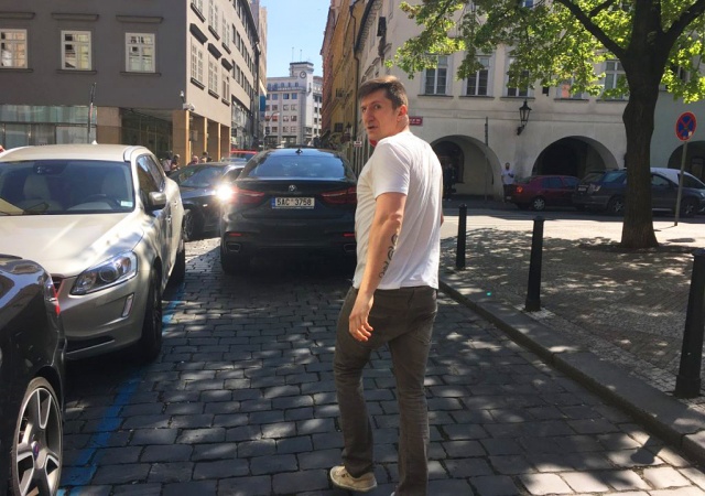 В Праге нарушивший правила водитель BMW напал на свидетеля: видео