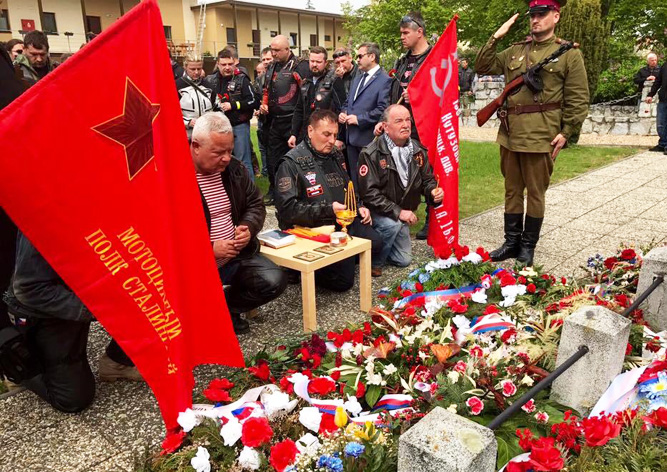 «Ночные волки» возложили цветы к могилам красноармейцев в Брно