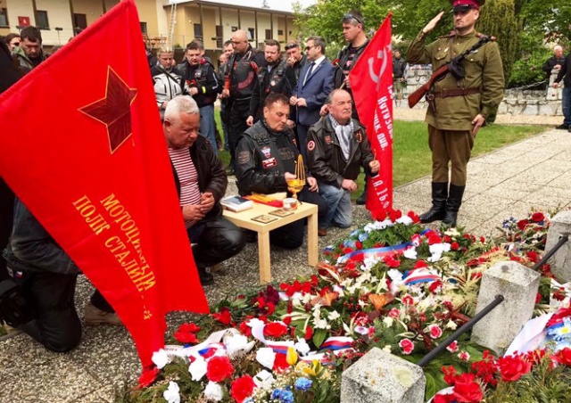 «Ночные волки» возложили цветы к могилам красноармейцев в Брно