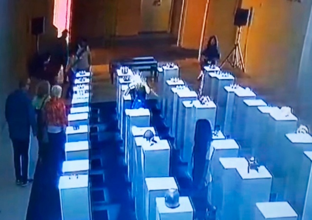 Неуклюжая любительница селфи разбила экспонаты на $200 тысяч: видео