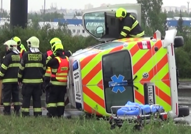 Машина скорой помощи попала в ДТП в Праге
