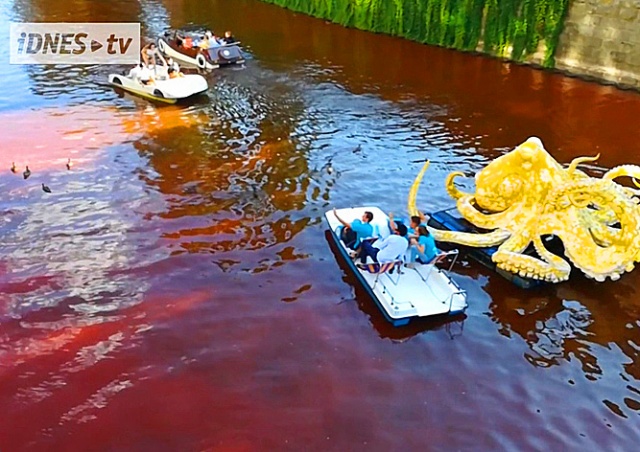 Река в центре Праги окрасилась в кровавый цвет: видео