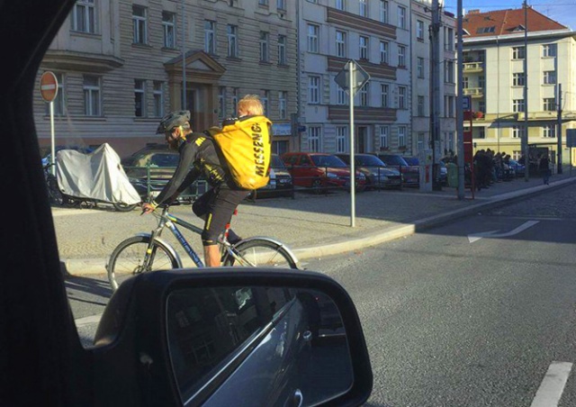 В Праге курьер вез ребенка в рюкзаке для посылок