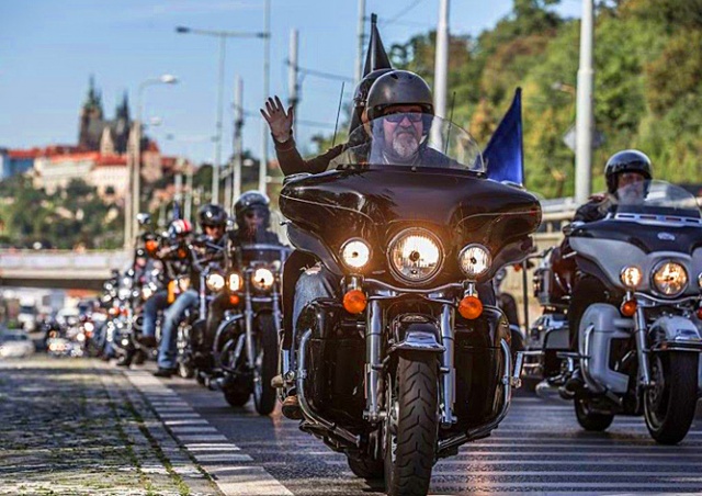 По улицам Праги проехали 1500 мотоциклов Harley-Davidson: видео