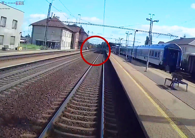 В Чехии пассажиры бросились помогать упавшему на пути пенсионеру: видео