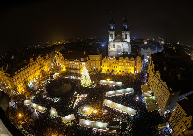 В Праге зажгли главную рождественскую ёлку Чехии: видео