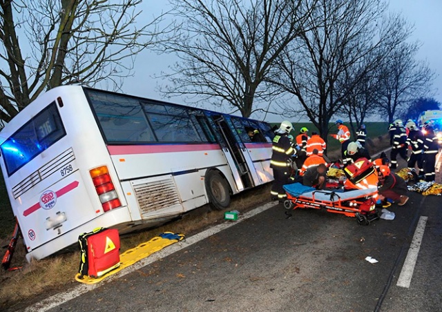 Под Прагой разбился автобус: трое погибших, десятки раненых