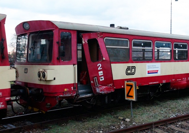 Поезд столкнулся с автомобилем на переезде в Чехии