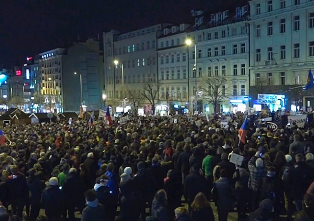 Тысячи пражан вышли на митинг в поддержку свободы СМИ