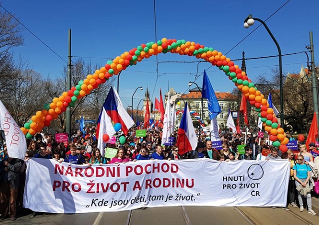 В Праге тысячи человек вышли на марш против абортов