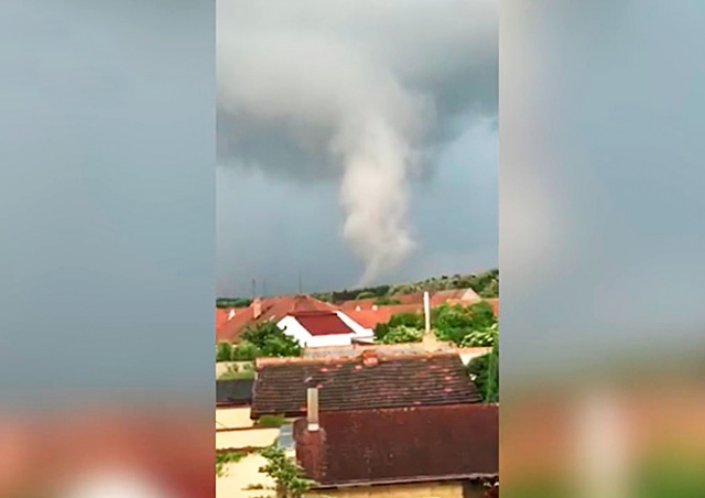 Над Чехией пронесся торнадо: видео