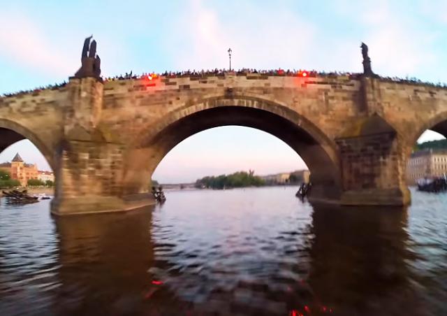 Парашютист пролетел под Карловым мостом Праги: видео