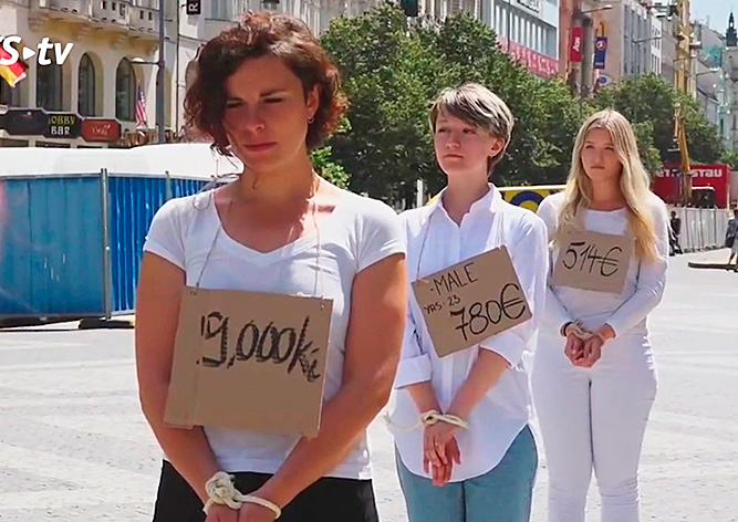 В центре Праги «продавали» беженцев: видео