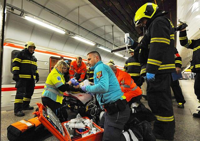 Человек бросился под поезд в метро Праги