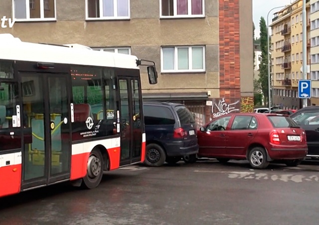 Покатившийся без водителя автобус повредил припаркованные авто в Праге