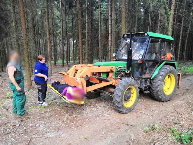 В Праге травмированную женщину вывезли из леса в ковше трактора