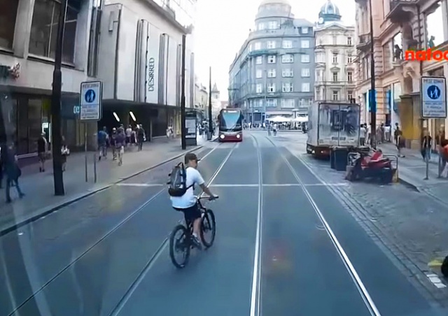 Водитель пражского трамвая показал видео с неадекватным велосипедистом