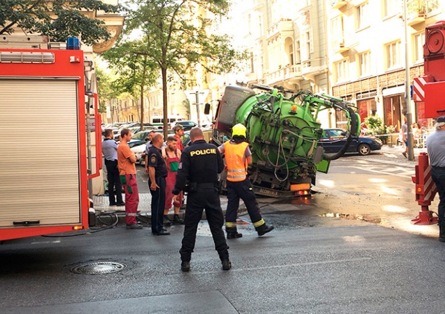 В центре Праги под грузовиком провалился асфальт