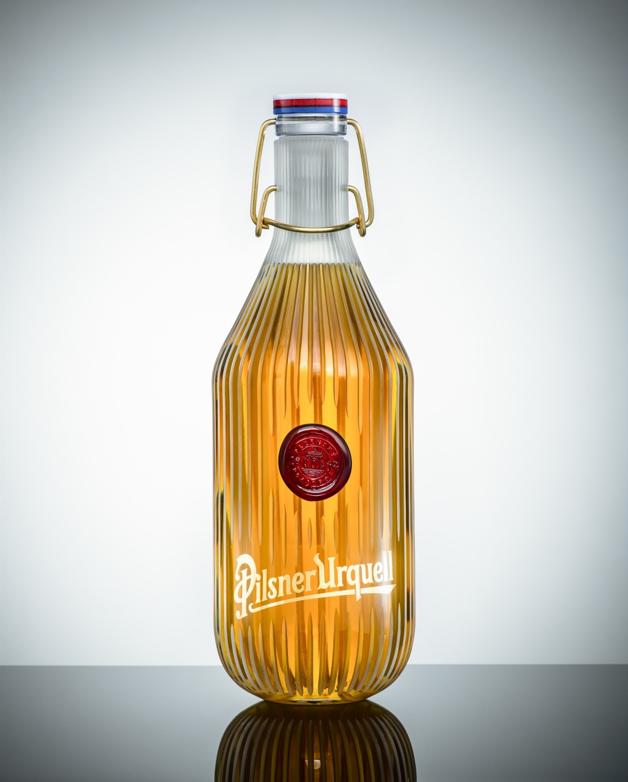 Pilsner Urquell бутылка. Pilsner Urquell завод Чехия. Уникальные бутылки. Кристалл напиток.