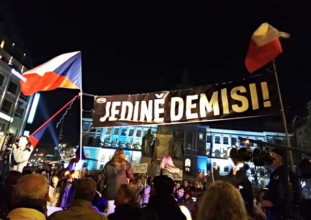 В Праге тысячи человек вышли на митинг за отставку Бабиша