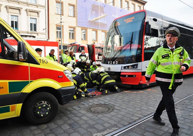 В центре Праги трамвай сбил человека