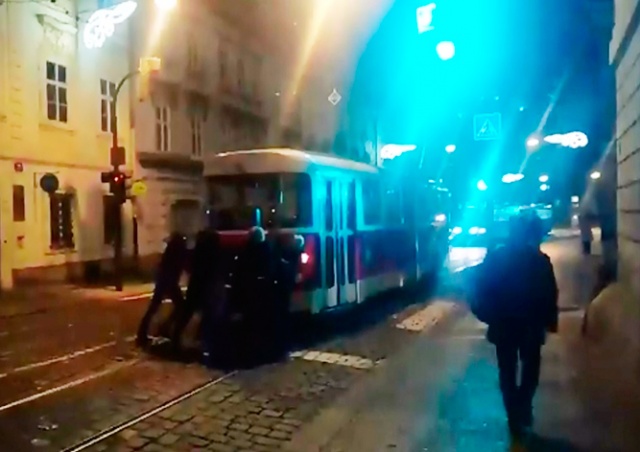 В Праге пассажирам пришлось толкать трамвай: видео