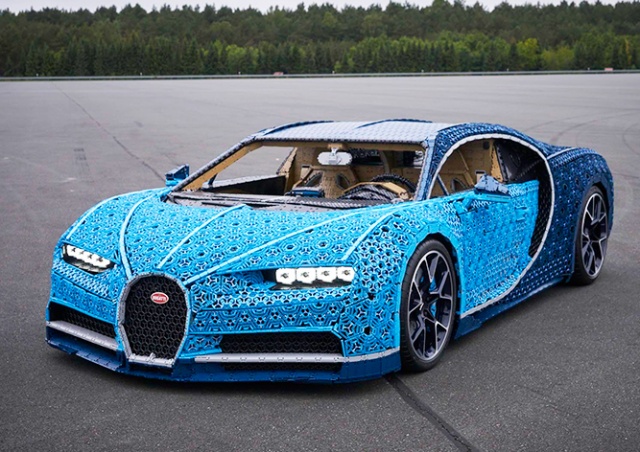 В Прагу привезли Bugatti из миллиона кубиков LEGO