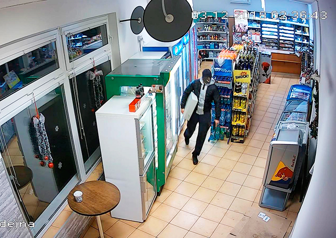 Полиция Чехии показала новое видео смертельного ограбления АЗС