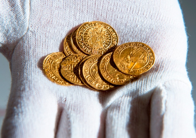 Житель Чехии случайно нашел клад золотых монет