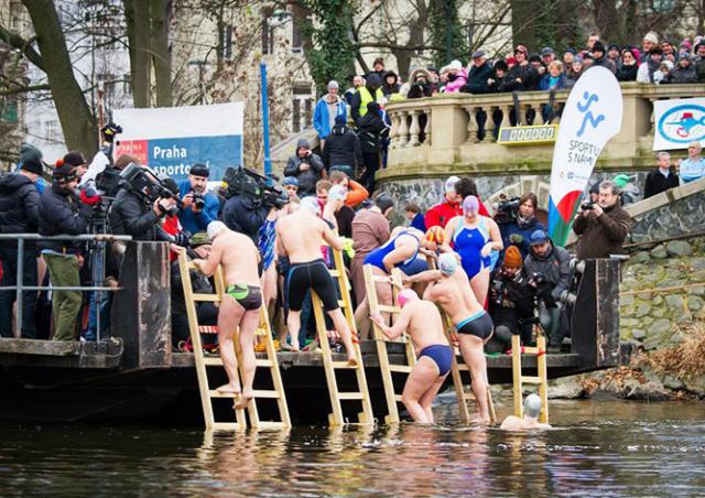 В Праге состоялся рождественский заплыв «моржей»