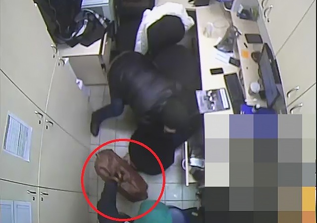 В Праге неизвестные ограбили ресторан быстрого питания: видео