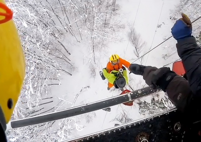 Опубликовано видео эвакуации лыжников с подъемника в чешских горах