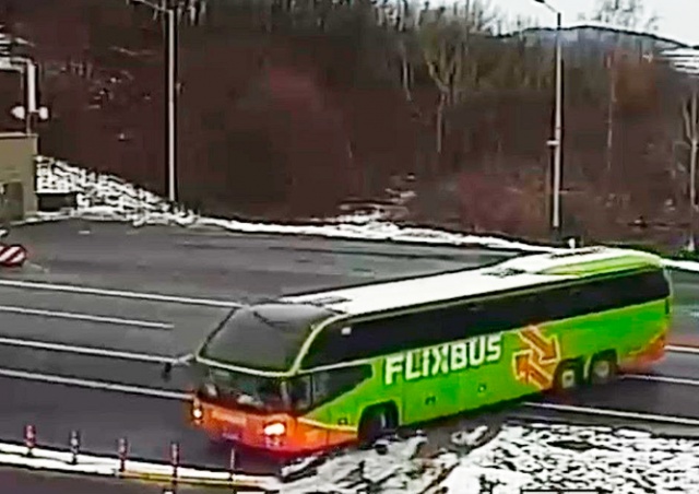 В Чехии автобус FlixBus развернулся на автомагистрали: видео