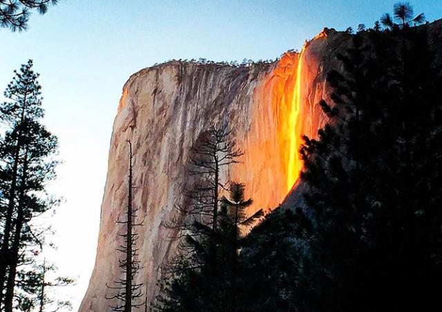 «Огненный водопад» привлек сотни туристов в парк Йосемити: видео
