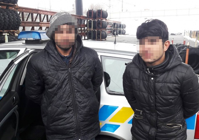 В Праге грузчики обнаружили в прицепе фуры двух иностранцев