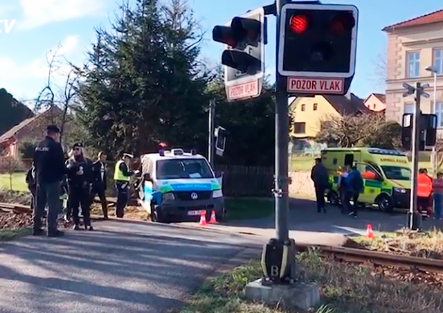 В Чехии поезд врезался в машину скорой помощи. Пациент погиб