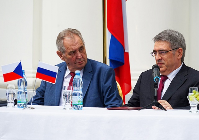 Президент Чехии посетил посольство РФ по случаю Дня Победы