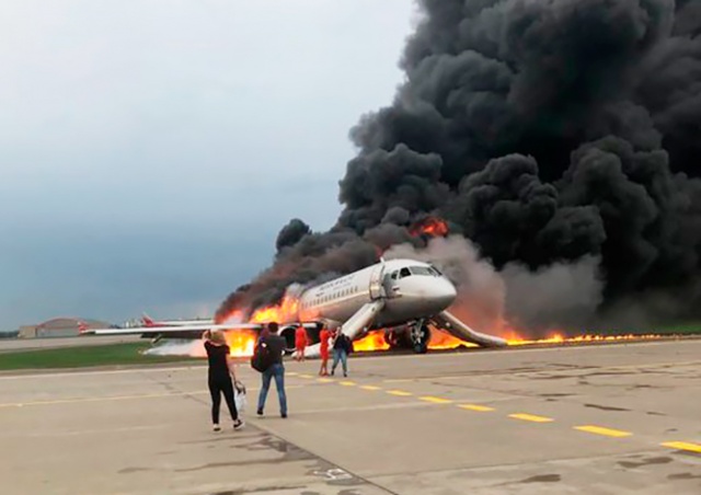 В Москве при посадке загорелся самолет: 41 человек погиб