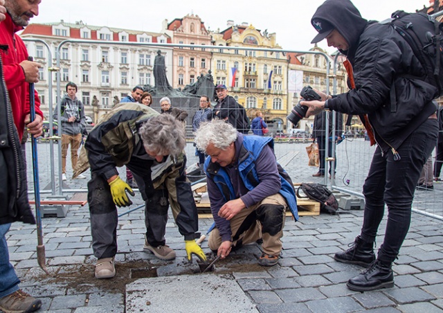 На Староместской площади Праги без разрешения начали строить Марианский столб