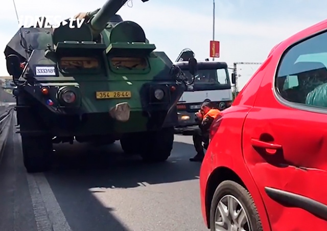 На шоссе в Праге столкнулись легковушка и самоходная гаубица