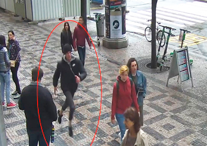 Полиция разыскивает хулигана, перевернувшего гриль в центре Праги: видео