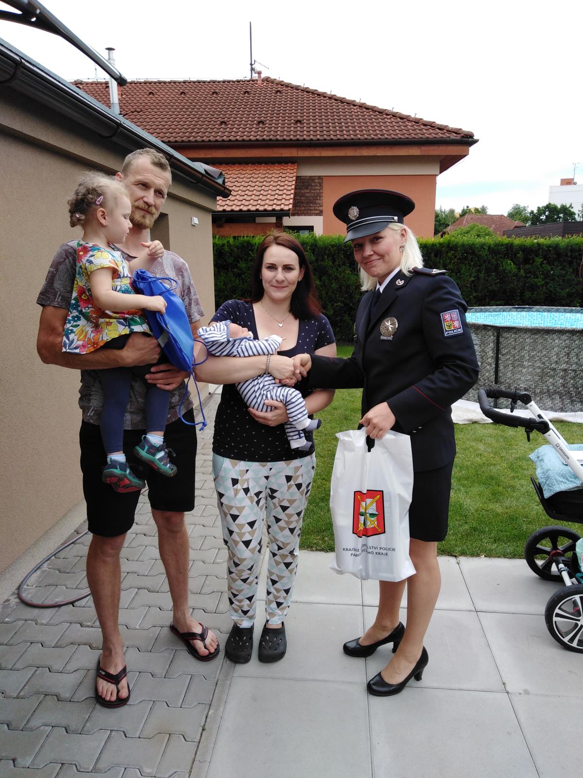 Быть женой полицейского. Муж и жена полицейские. Милиция с женой. Чешские полицейские. Полиция Праги.