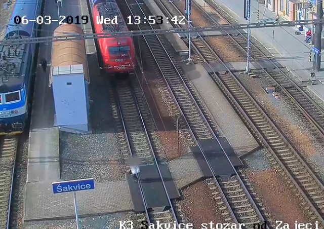 В Чехии поезд сбил женщину. Очевидцы проходили мимо: видео